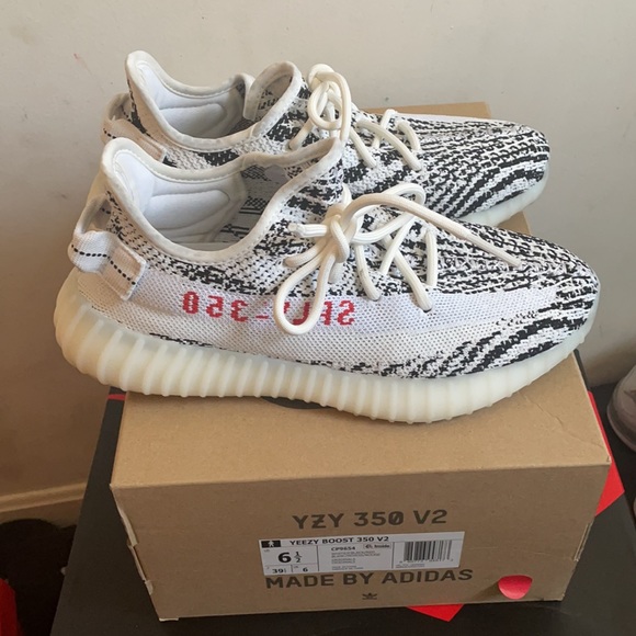 Trendy style. Comes with box 2022 release of 2017 350V2 - Picture 5 of 5